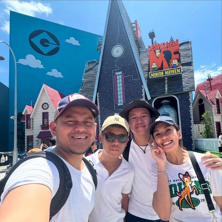 <p>Melanie dan suami sering <em>quality time</em> bersama kedua anak mereka. Beberapa waktu lalu, keluarga ini menyempatkan diri untuk liburan ke Universal Studios Singapore. Dalam liburan ini, Melanie bersama suami dan kedua anaknya kompak mengenakan kaus putih. (Foto: Instagram @aldicosapardan/ @melanieputria)</p>