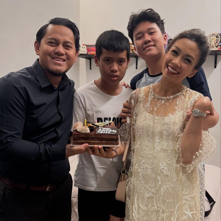 <p>Bearu-baru ini, Melanie dan suami juga merayakan ulang tahun Akira. Keduanya mengajak serta Sheemar untuk memberikan kejutan ke Akira, Bunda. (Foto: Instagram @aldicosapardan/ @melanieputria)</p>
