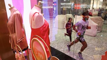 FOTO: Lari Enggak Takut Panas, Mal di Dubai Jadi Arena Lari