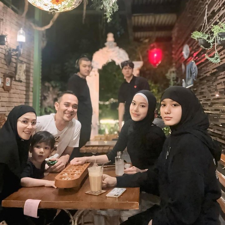 <p>Baru-baru ini, Lyra Virna dan Fadlan melepas anak kembar mereka untuk kuliah di luar kota. Keduanya menghabiskan waktu bersama sebelum berpisah dengan ngkap rasa bahagianya karena. Momen kebersamaan keluarga ini dibagikan Lyra Virna di Instagram. "<em>Bismillahh</em> selamat belajar di bangku perkuliahan kakak2 ... selalu bawa Allah dalam setiap langkah kalian yaa," tulis perempuan 44 tahun ini. (Foto: Instagram @lyravirna)</p>