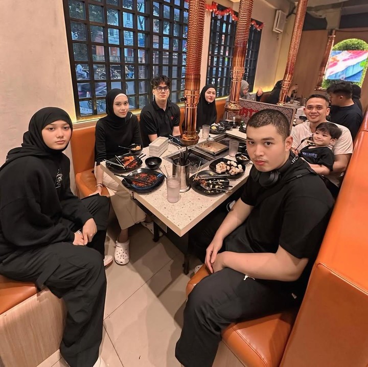 <p>Pada awal Juli lalu, Fadlan mengungkap rasa bahagianya karena Mikhail dan Chiara berhasil diterima sebagai mahasiswa di Universitas Diponegoro, Semarang, Jawa Tengah. Mikhail diterima di jurusan S1 Arsitektur, sementara Chiara lolos ke jurusan S1 Ilmu Komunikasi. (Foto: Instagram @lyravirna)</p>