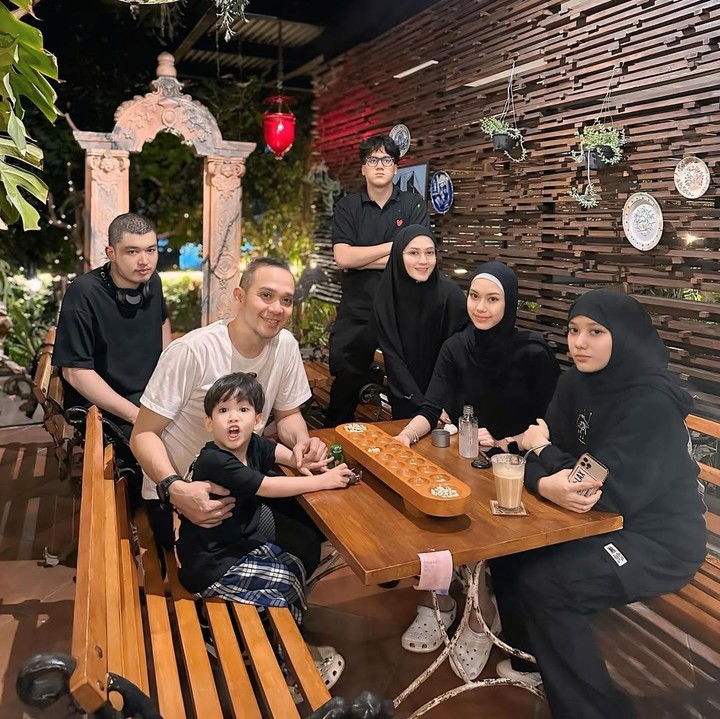 <p>Lyra Virna dan Fadlan Muhammad dikenal sebagai pasangan artis yang selalu hidup rukun. Keduanya resmi menikah pada tahun 2013. Pasangan ini memiliki enam anak. (Foto: Instagram @lyravirna)</p>