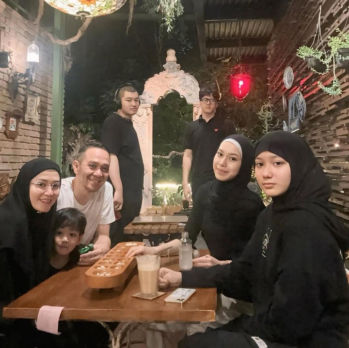 <p>Kelima anak Lyra Virna dan Fadlan dari pernikahan sebelumnya sudah tumbuh dewasa. Anak kembar Fadlan, yakni Mikhail dan Chiara, baru saja memulai studi di perguruan tinggi. (Foto: Instagram @lyravirna)</p>