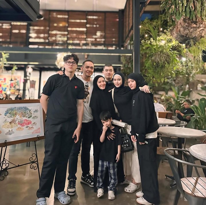 <p>Sebelum membangun rumah tangga bersama, Fadlan dan Lyra Virna membawa anak dari pernikahan mereka sebelumnya. Fadlan dikaruniai tiga orang anak yaitu Zidane serta si kembar Mikhail dan Chiara. Sementara itu, Lyra membawa dua orang anak yakni Queizal dan Queisha. Fadlan dan Virna kemudian dikaruniai putra bernama Khaleed yang lahir tahun 2020. (Foto: Instagram @lyravirna)</p>