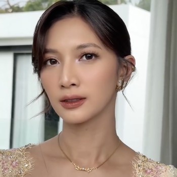 Get The Look: Makeup Kondangan Nuansa Soft Glam Ala Sheila Dara