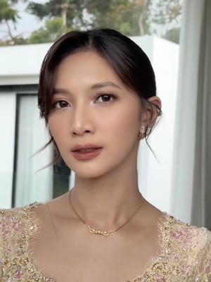 Get The Look: Makeup Kondangan Nuansa Soft Glam Ala Sheila Dara