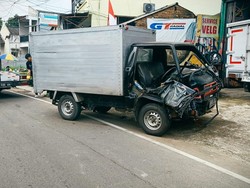 Sopir Mobil Boks Adu Banteng di Ciputat Alami Luka-luka
