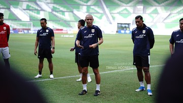 Update Eksklusif Olahraga CNN : Nova Ungkap kondisi Striker Indonesia Mierza yang Nyungsep ke Parit