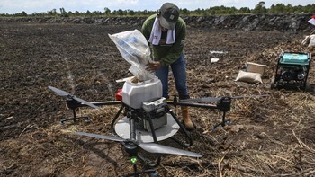FOTO: Penanaman Padi Menggunakan Drone di Kalimantan Selatan