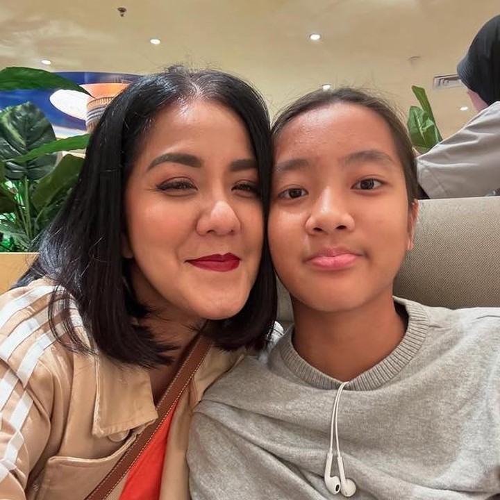 <p>Di media sosialnya, Ivy Batuta kerap membagikan momen bareng dua anaknya. Enggak heran kalau banyak yang bilang kedua putrinya ini <em>copy</em>-<em>paste</em> banget sama sang Bunda, Ivy Batuta. (Foto: Instagram @ivybatuta)</p>