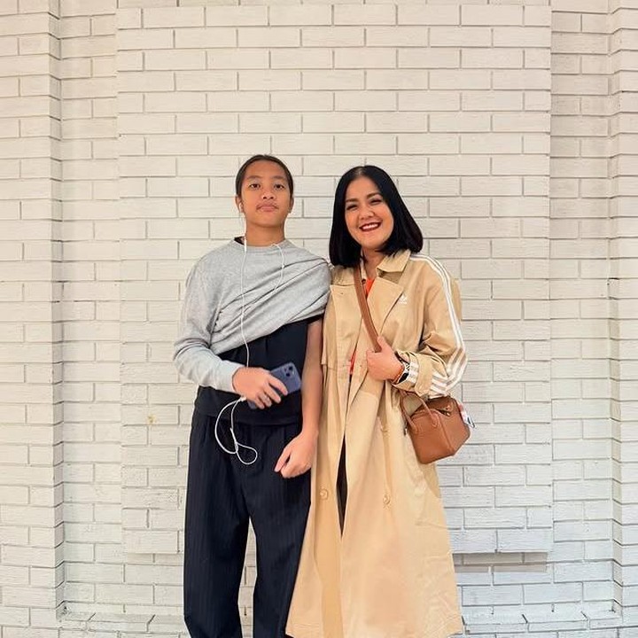 <p>Bunda, di potret ini terlihat sekali kalau tinggi Zavinka sudah sukses mengalahkan Bunda Ivy. Gayanya yang tomboy tapi tetap kece langsung mencuri perhatian banyak pasang mata, bahkan banyak yang bilang pesonanya enggak kalah cetar dari sang Bunda. (Foto: Instagram @ivybatuta)</p>