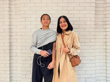 5 Potret Ivy Batuta Bersama Anak yang Beranjak ABG, Tinggi Badannya Curi Perhatian