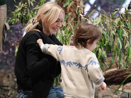 Potret Lindsay Lohan dan Suami Keturunan Arab Ajak Si Kecil ke Kebun Binatang
