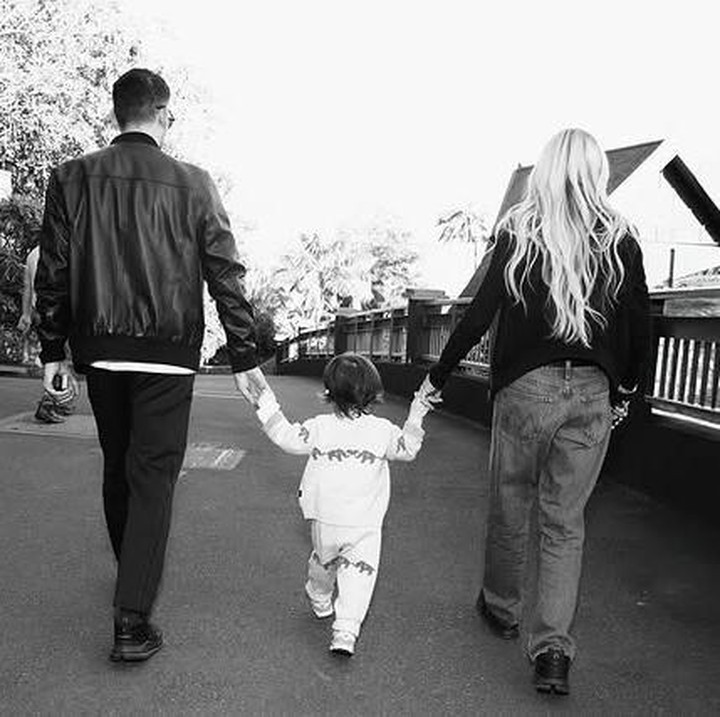 <p>Melihat keluarga kecil ini tentu menjadi momen yang ditunggu-tunggu oleh warganet. Diajak ke kebun binatang oleh Bunda dan Ayahnya, Luai tampak begitu aktif dan bisa belajar sambil bermain. (Foto: Instagram @lindsaylohan)</p>
