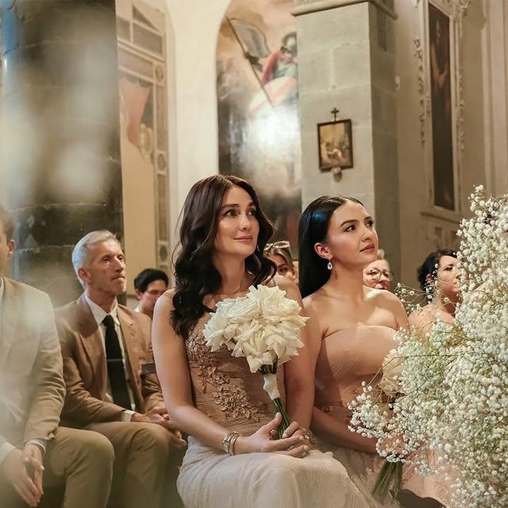 <p>Pernikahan Millane Fernandez pun berlangsung <em>intimate</em>, hanya dihadiri kerabat dan sahabat terdekat. Luna Maya memang sudah bersahabat lama dengan Millane, sejak 2007. Dalam potret ini, tampak Raline Shah juga turut hadir menghadiri pernikahan Millane, Bunda. (Foto: Instagram @lunamaya)</p>