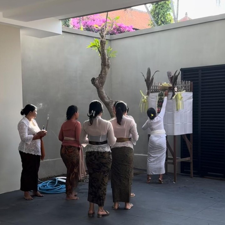 <p>Upacara ini merupakan tradisi sakral masyarakat Bali yang bertujuan membersihkan bangunan baru, baik secara fisik maupun spiritual. Sigi pun mengunggah momen tersebut lewat Instagramnya. (Foto: Instagram @sigiwimala)</p>