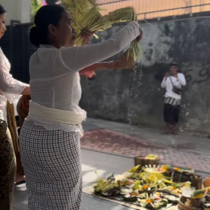 <p>Dalam unggahannya, ia mengungkapkan makna di balik acara tersebut. &ldquo;Sebelum bisa ditinggali, kami melakukan upacara Melaspas yang sederhana untuk menghormati tanah Bali di mana rumah ini dibangun,&rdquo; tulis Sigi, Rabu (13/08/2025). (Foto: Instagram @sigiwimala)</p>