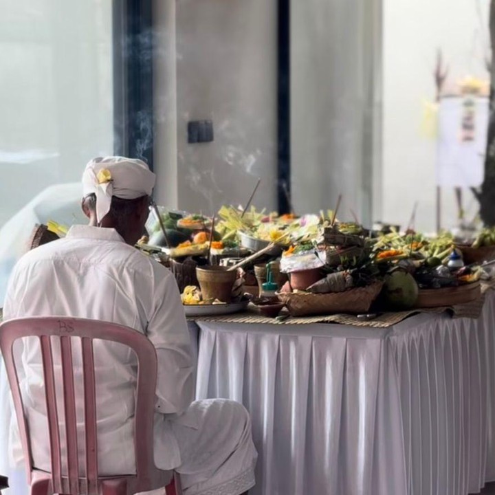 <p>Di akhir caption-nya, Sigi pun tak lupa mengucapkan rasa terima kasih kepada pihak yang telah membantunya dalam menjalani ritual ini. &ldquo;Terima kasih untuk Pak Wayan Sugiartha dan keluarga telah membantu saya mengadakan upacara Melaspas dan menjelaskan arti pentingnya upacara yang indah ini,&rdquo; sambungnya. (Foto: Instagram @sigiwimala)</p>