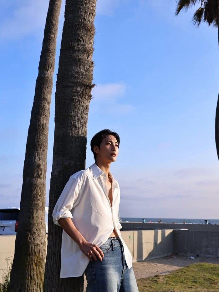 Misalnya seperti potret Seonghwa saat menikmati cherry blossom, berkunjung ke pantai, atau sekadar menikmati hari saat hujan turun./ Foto: instagram.com/_starhwa_