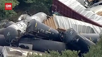 VIDEO: Kereta Barang di Texas Anjlok, 35 Gerbong Keluar Jalur