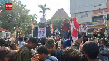 VIDEO: Massa Aksi Kepung Kantor Bupati Pati, Tuntut Sudewo Mundur