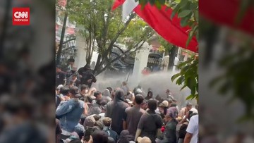 VIDEO: Demo Bupati Sadewo Memanas, Massa Duduki Gedung DPRD Pati