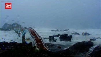 VIDEO: Topan Podul Terjang Taiwan Bikin Warga Ketar-ketir