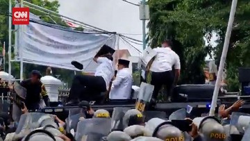 VIDEO: Bupati Sudewo Dilempari Botol hingga Sandal saat Minta Maaf