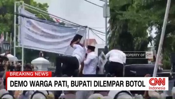 VIDEO: Temui Ribuan Warga Pati Saat Demo, Bupati Sadewo Dilempar Botol
