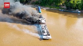 VIDEO: Detik-detik Kapal Muatan Bahan Bakar Terbakar di Sungai Peru
