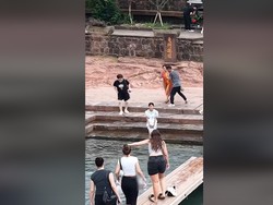 Beruntungnya Bocah Ini, Jatuh ke Sungai Diselamatkan Pelatih Renang