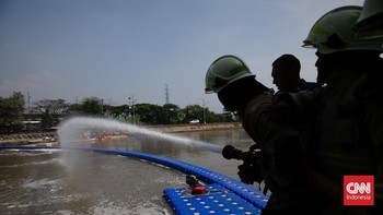 FOTO: Uji Coba Penanganan Limbah Busa di BKT Marunda