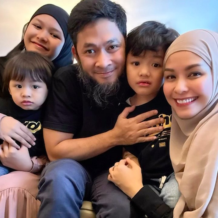 <p>Sejak menikah, rumah tangga Uki dan Metha jauh dari gosip. Uki sempat eksis di grup band Noah sebelum mengundurkan diri. Sedangkan sang istri memutuskan untuk fokus menjalani peran sebagai istri dan Bunda setelah melahirkan. Sebelumnya, Metha diketahui sempat aktif di dunia akting. (Foto: Instagram @methayuna)</p>