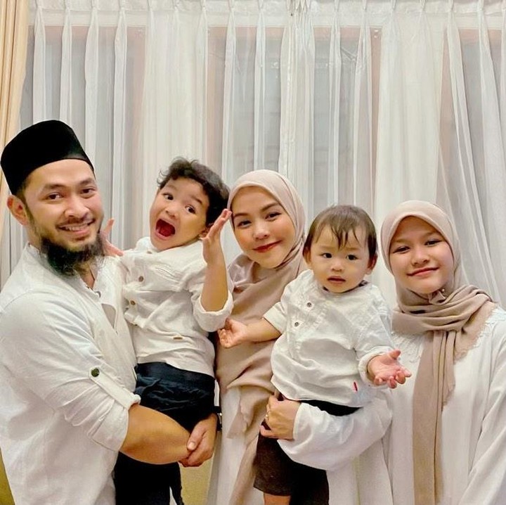 <p>Dari pernikahan ini, Uki dan Metha dikaruniai tiga anak, yakni Thameika Ghaniyah Maryam yang lahir pada 2010, Mohamad Khalil Al Hikmah yang lahir pada 2018, dan Muhammad Adzkar yang lahir tahun 2021. Pasangan ini pernah dikaruniai seorang putri bernama Fatimah pada tahun 2015. Namun, anak kedua pasangan ini meninggal tak lama setelah dilahirkan. (Foto: Instagram @methayuna)</p>