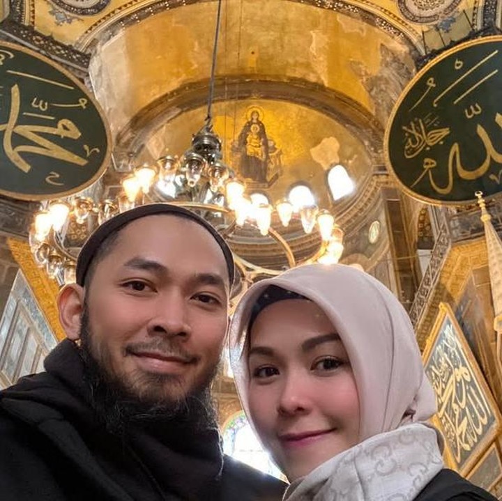 <p>Eks gitaris band Noah, Mohammad Kautsar Hikmat atau Uki, baru saja merayakan ulang tahun pernikahan ke-16 dengan Metha Yunatria. Uki dan Metha resmi menikah pada 9 Agustus 2009. (Foto: Instagram @methayuna)</p>