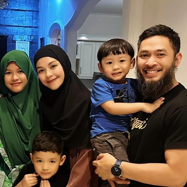 <p>Tepat di hari ulang tahun pernikahan ke-15, Metha mengunggah fotonya bersama Uki. Dalam unggahan ini, Metha secara khusus menuliskan ucapan romantis untuk sang suami. "Waktu berlalu dengan cepat.. sangat bersyukur atas berkah dalam bertumbuh di iman dan cinta bersamamu @uki_kautsar," tulis Metha. (Foto: Instagram @methayuna)</p>