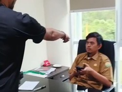 Sekelompok Orang Ngaku Keluar dari Hutan Ngamuk di Kantor Dinas Perkim Aceh