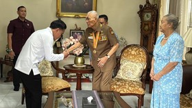 FOTO: Gibran Bertemu Try Sutrisno, Antarkan Undangan HUT RI