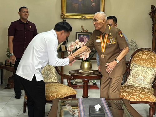 FOTO: Gibran Bertemu Try Sutrisno, Antarkan Undangan HUT RI