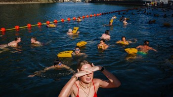 FOTO: Ramai Warga Nyebur ke Sungai Seine Saat Paris 'Terpanggang'