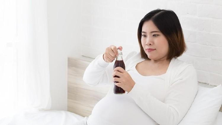 11 Minuman yang Membuat Janin Tidak Berkembang & Berisiko Keguguran Bunda wajib tahu nih ada 11 minuman yang membuat janin tidak berkembang dan berisiko keguguran saat dikonsumsi dalam kondisi hamil. Apa saja? simak ulasannya.