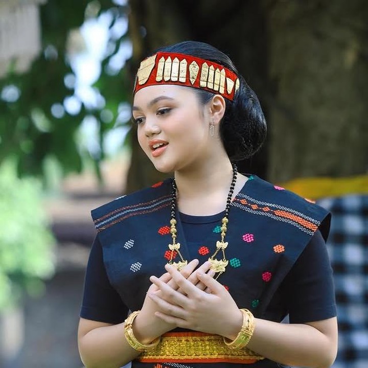<p>Amora memulai karier musiknya di usia yang masih sangat belia, Bunda. Bakatnya pun sudah terlihat sejak kecil, membuatnya kian percaya diri untuk tampil di atas panggung. (Foto: Instagram @amora_lemos05)</p>