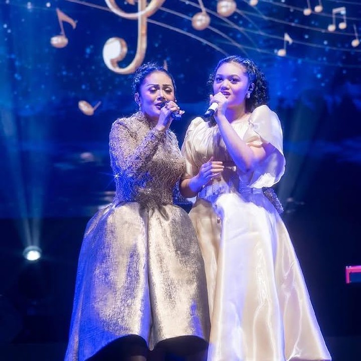 <p>Pada tanggal 25 Juni 2025, Amora pernah diajak duet bareng sang Bunda dalam konser megah di Kuala Lumpur, Malaysia. "Momen Spesial Konser Cinta Nostalgia," tulis Krisdayanti lewat unggahan Instagramnya. (Foto: Instagram @amora_lemos05)</p>