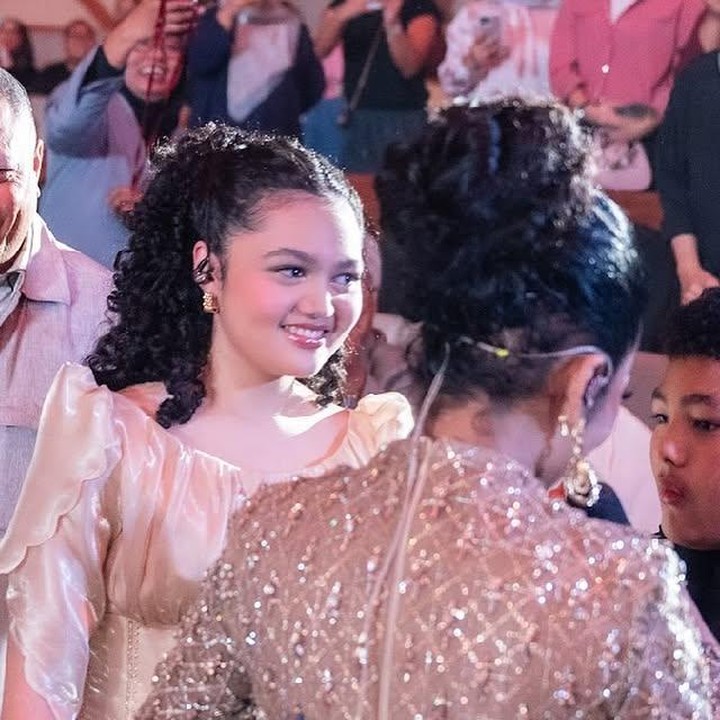 <p>Dalam konser duetnya bersama sang Bunda, penampilan Amora sukses bikin banyak orang heboh, Bunda. Netizen pun langsung membanjiri kolom komentar, seperti akun Instagram&nbsp;<em>@ach****</em> yang menulis, "Amora makin bersinar," akun <em>@dia****</em> berkomentar, "Amora cantik wajah dan suaranya," hingga akun <em>@kaw****</em> yang memuji Amora, "Calon diva. Suaranya bagus banget Amora,". (Foto: Instagram @amora_lemos05)</p>