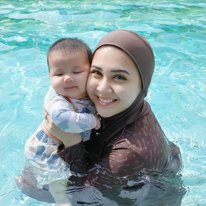 <p>Ditemani sang Bunda, <em>baby</em> Danish terlihat menikmati momen belajar renangnya. Dari foto unggahan Kesha, Danish sesekali terlihat menutup matanya karena silau. "Daniiishh pertama kali bernangggg!! <em>Rating</em> 1-10 seberapa gemes siih danishh?!?!" tulis Kesha. (Foto: Instagram @kesharatuliu05)</p>