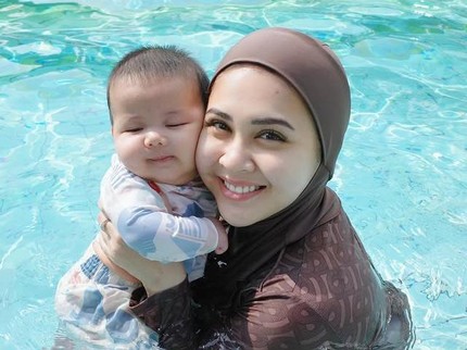 5 Potret Danish Anak Ketiga Kesha Ratuliu, Mulai Renang di Usia 3,5 Bulan