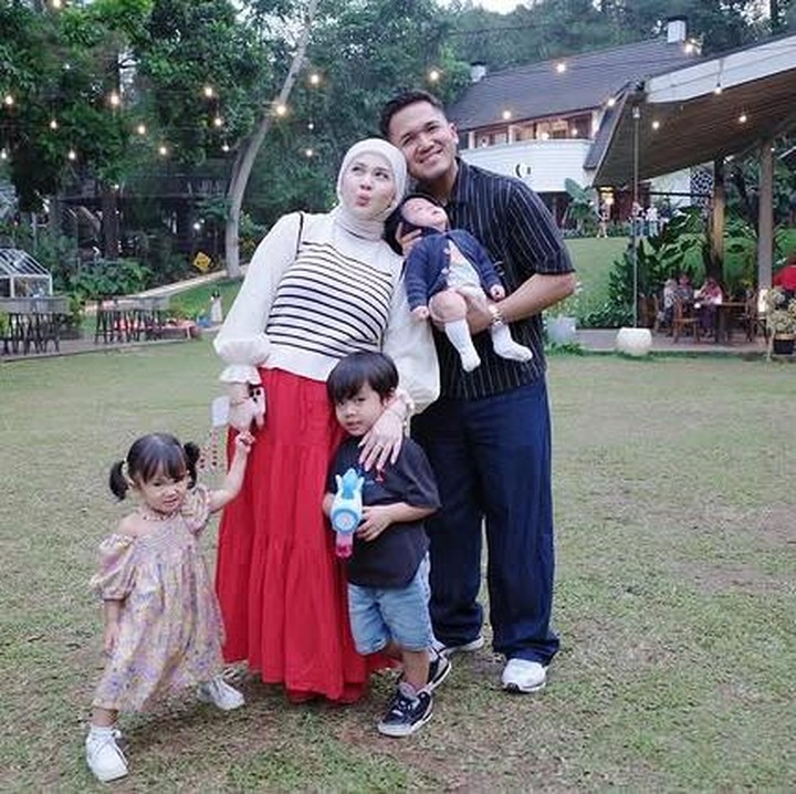 <p>Artis Kesha Ratuliu kini tengah menikmati perannya sebagai Bunda tiga anak, dari pernikahannya dengan Adhi Permana. Si bungsu yang bernama Danish Danendra Putra Permana pun kerap menarik perhatian. Salah satunya ketika Danisha mulai belajar renang di usia 3,5 bulan, baru-baru ini. (Foto: Instagram @kesharatuliu05)</p>