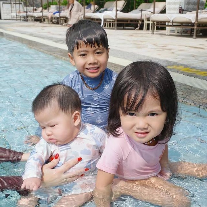 <p>Tak hanya ditemani Bunda Kesha, kedua kakaknya juga turut ikut menemani Danish saat berenang. Danish pun terlihat begitu penasaran dengan air. (Foto: Instagram @kesharatuliu05)</p>