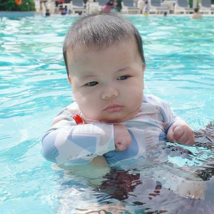 <p>Mengenakan baju renang panjang, pipi gembul <em>Baby</em> Danish saat berenang mencuri perhatian netizen. Bunda Kesha pun terlihat senang melihat si bungsu menikmati pengalaman pertamanya di air. (Foto: Instagram @kesharatuliu05)</p>