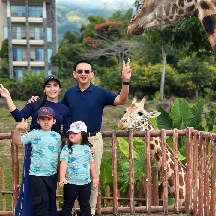<p>Di tengah kesibukannya, Ahok tetap menyediakan waktu untuk <em>quality time</em> dengan keluarganya. Pada awal Juli lalu, Ahok dan Puput menyempatkan diri untuk berlibur bersama kedua anak mereka. "Menikmati waktu liburan sekolah bersama anak-anak tercinta," tulis keduanya dalam unggahan di Instagram. (Foto: Instagram @btpnd)</p>